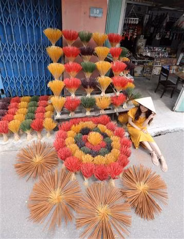  Des bâtonnets d’encens multicolores et très odorants sont séchés au soleil. Photo : VNA