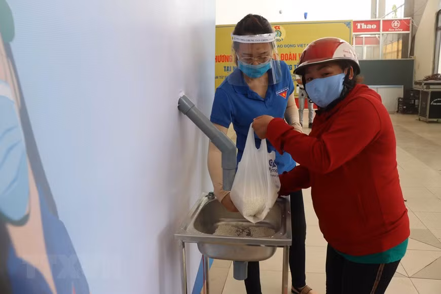 Après avoir été déployés à Hô Chi Minh-Ville, les "ATM riz" commencent également à l'être dans d'autres villes et provinces du pays. Photo: VNA