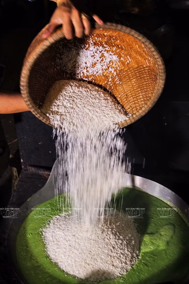 Le riz gluant est versé dans le jus de feuilles d’ananas, puis sauté.