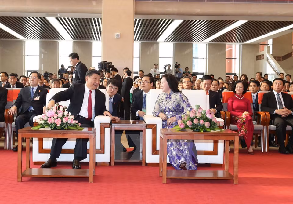 Le président Xi Jinping, et la présidente de l'Assemblée nationale vietnamienne, Nguyen Thi Kim Ngan, ont assisté dimanche 12 novembre à Hanoï à la cérémonie d’inauguration du Palais d'amitié Vietnam-Chine.