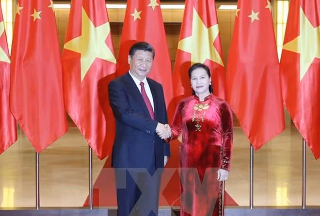 Xi Jinping a ensuite eu une entrevue avec la présidente de l'Assemblée nationale vietnamienne Nguyen Thi Kim Ngan. 