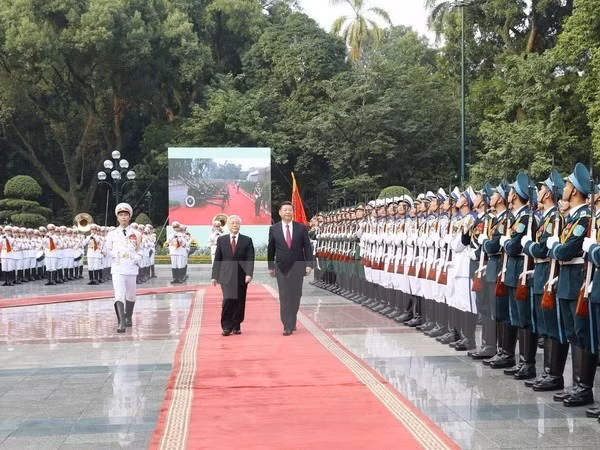 Le secrétaire général du Parti communiste du Vietnam (PCV), Nguyen Phu Trong, a présidé dimanche après-midi 12 novembre à Hanoï une cérémonie d'accueil solennelle du secrétaire général du PCC et président Xi Jinping.