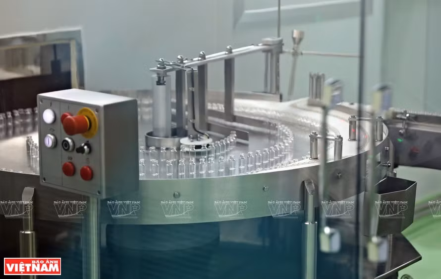 Le processus comprend de nombreuses étapes principales, à commencer par le nettoyage et le séchage des flacons pour éliminer tous les contaminants. Photo: Vietnam Illustré