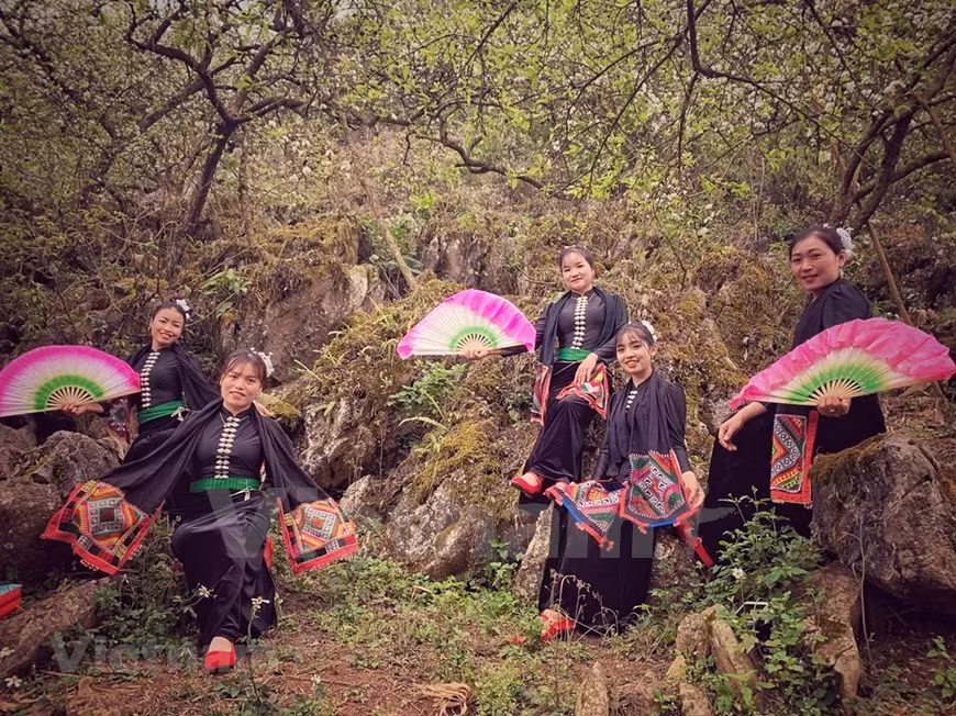 Les filles ethniques Thaï sont également membres d'une troupe d'art du village d'Ang. Le village Ang de la commune de Dong Sang est le pionnier du tourisme communautaire dans la province de Son La. Les habitants ont transformé les “nhà sàn” ou maisons sur pilotis traditionnelles en maisons d'hôtes communes, planté des fleurs et des légumes et organisé des visites. La plupart des touristes à Moc Chau aiment séjourner chez l’habitant (homestay), la belle nature et les produits de la ferme propres. La minorité Thaï vivant dans le village d'Ang fabrique toujours son artisanat traditionnel, notamment le tissage et la broderie, et enseigne cet artisanat aux visiteurs. Photo: Vietnam+