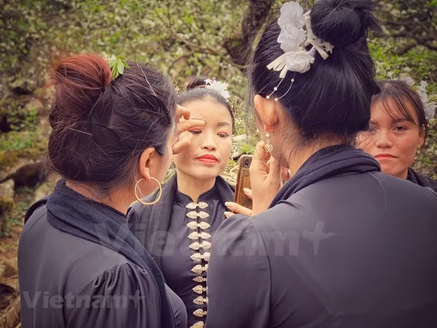 Les filles ethniques Thaï se maquillent avant d'exécuter une danse pour accueillir le printemps. Son La est à 320 kilomètres au nord-ouest de la capitale Hanoï. La province est une terre de diversité culturelle où elle est connue comme le foyer de 12 groupes ethniques. Chacun de ces groupes possède son propre trésor culturel unique et précieux, créant une culture colorée et diversifiée pour cette terre. Son La est également une terre de culture multicolore avec 47 reliques historiques culturelles et beauté des paysages. C'est une terre de plats raffinés, de danses captivantes, de douces chansons folkloriques et de festivals spéciaux. Photo: Vietnam+
