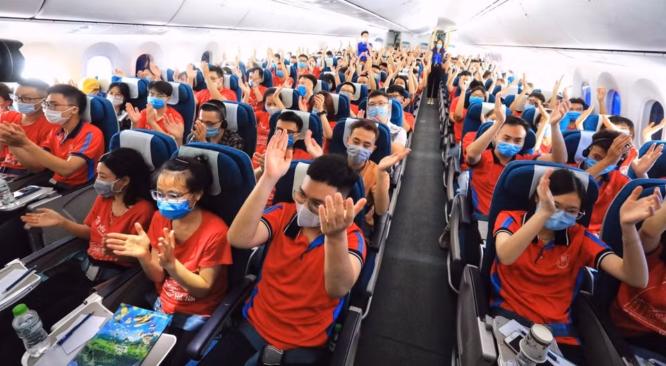 Des étudiants de l'Université de Médecine de Hanoï à bord de l'avion. Photo: VNA