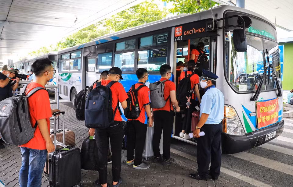 Immédiatement après son arrivée à l'aéroport de Tan Son Nhat, la délégation s'est immédiatement rendue en bus à Binh Duong. Photo: VNA