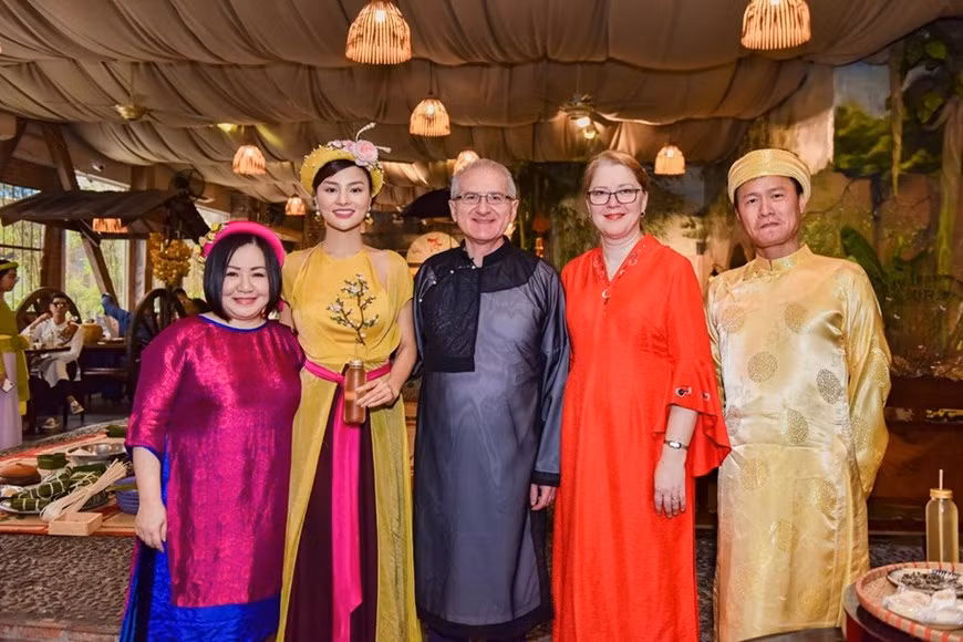 À l’occasion du Têt du Buffle 2021, les organisateurs de Vietnam International Fashion Week a coopéré avec Ann Quan pour organiser la fête 'TET CELEBRATION' à Ho Chi Minh-Ville. Les invités internationaux sont des représentants des consulats généraux et des ambassades . Vêtus de l'ao dai (robe longue traditionnelle du Vietnam), les amis étrangers sont invités à participer à des activités reconstituant le Têt vietnamien, telles que l'emballage du “banh chung” (gâteaux de riz gluant, truffés de haricots pilés et de morceaux de porc gras) et les jeux folkloriques. Les organisateurs du programme ont déclaré que cet événement visait à présenter et à promouvoir la culture traditionnelle du Vietnam auprès d'amis internationaux. Photo: Vietnam+