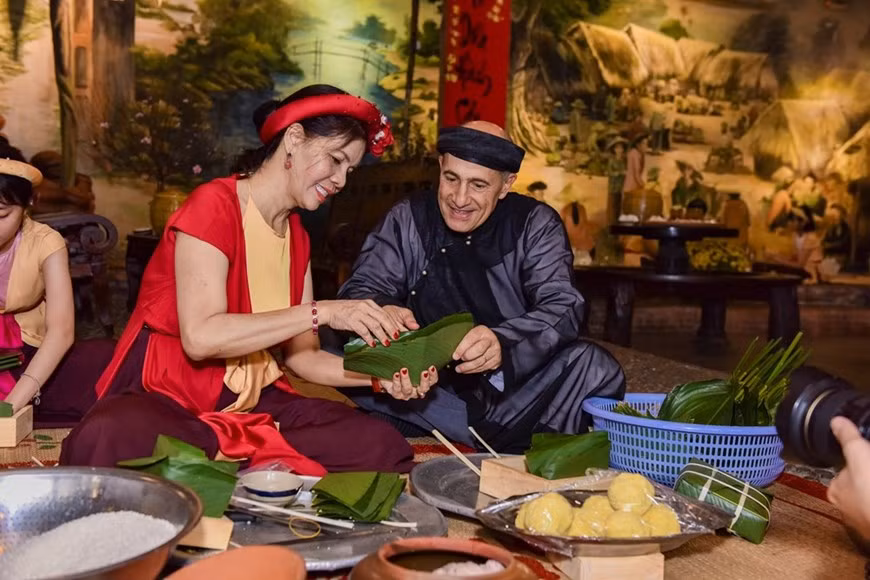 Plus qu’une coutume ancestrale, le Têt s’affirme comme "patrimoine culturel immatériel" du peuple vietnamien. Fête millénaire et éternelle, cette tradition a traversé le temps et perdure encore aujourd’hui malgré une tendance à la modernité. Depuis des temps immémoriaux, au Vietnam, le Têt (Nouvel An lunaire) est vu comme la fête traditionnelle la plus importante de l’année. Dans la conception de la communauté vietnamienne, le mot de Têt renferme en lui une valeur culturelle et humaine sacrée et incomparable. Pour un Vietnamien, le Têt ne cesse d’évoquer une foule de souvenirs et d’images pittoresques et émouvantes. C’est la fête de l’amour, de l’amitié et de la réciprocité dans les sentiments humains les plus beaux. Photo: Vietnam+