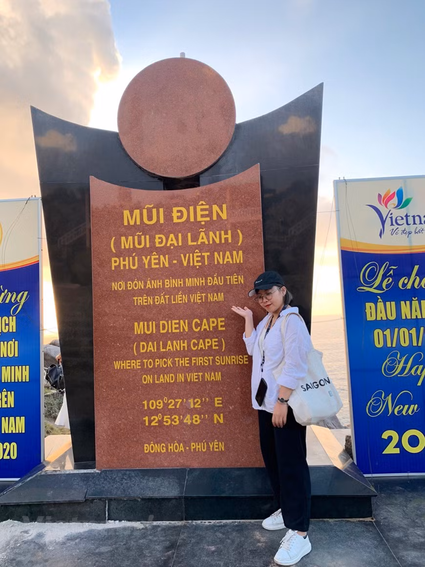 Situé à 40 km au Sud de Tuy Hoa, le cap Dai Lanh bénéficie le premier des rayons du lever du soleil mais le spectacle vraiment magique se déroule au sommet du phare de Dai Lanh. Pour y accéder, il faut grimper une centaine de marches d’un escalier en spirale. Une fois arrivé tout en haut, l’homme se sent minuscule au milieu de cette nature grandiose où la montagne et la mer s’unissent à l’infini. De plus en plus de touristes étrangers viennent à Phu Yên pour découvrir ses sites pittoresques. La pente rocheuse Da Dia et le cap Dai Lanh sont des sites à ne pas manquer. À cela s’ajoute l’hospitalité des habitants locaux. Cette province possède un grand potentiel de développement. Photo : VietnamPlus 