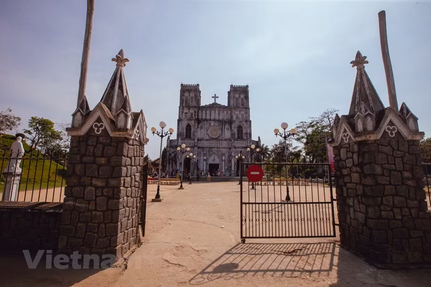 Le mélange entre son architecture européenne et son identité vietnamienne fait de l’église de Mang Lang un édifice mystérieux qui interpelle tous ceux qui choisissent Phu Yên comme destination touristique. À environ 30 km de la ville de Tuy Hoa (province de Phu Yên, Centre), l’église de Mang Lang se situe dans la commune d’An Thach, district de Tuy An. Le bâtiment a été construit en 1892 et conçu par le Français Joseph Lacassagne, qui fut aussi le premier prêtre de la paroisse de Mang Lang. Au moment où l’église est sortie de terre, la région d’An Thach ne comptait pas beaucoup d’habitants. La verdure recouvrait presque toute la zone. Une sorte de plante, appelée Mang Lang, y poussait comme des champignons. C’est la raison pour laquelle les habitants locaux ont décidé d’appeler cette église «Mang Lang». Aujourd’hui, cette plante n’existe plus mais le nom de l’église reste inchangé. Photo : VietnamPlus 