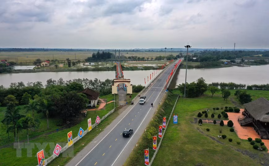 Le site du pont Hien Luong, dans l’ensemble des sites historiques nationaux spéciaux de deux rives Hiên Luong-Bên Hai, dans le district de Vinh Linh, province centrale de Quang Tri. Cette province était l’une des localités les plus dévastées pendant la guerre par des milliers de tonnes de bombes et d’obus. La province était également bien connue pour sa bataille acharnée de 81 jours dans l’ancienne citadelle de Quang Tri.