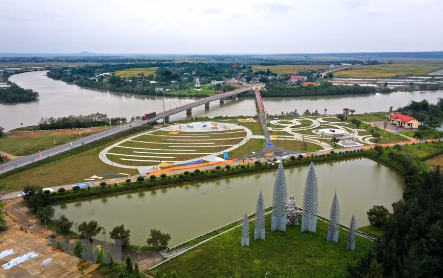  Le pont Hiên Luong enjambant la rivière Bên Hai, qui divisait le Nord et le Sud du Vietnam pendant la guerre, a 178 m de long, mais il a fallu 21 ans pour que les Vietnamiens du Nord et du Sud s’unissent. Ce pont est le témoin de la lutte féroce mais glorieuse du peuple vietnamien, de son aspiration ardente et de sa ferme conviction dans la victoire.