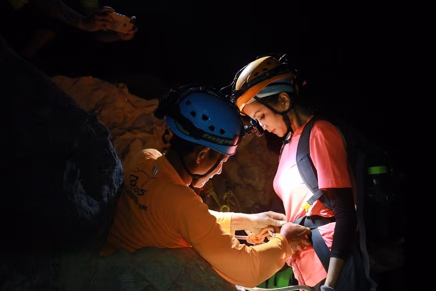 Pour réaliser le parcours à la conquête de la grotte Son Doong, la Miss H hen Niê et sa suite ont bien préparé tous les équipements nécessaires. La reine de beauté H hen Nie a voyagé avec 34 autres personnes, dont Howard Limbert, membre principal de la British Cave Research Association, des membres du conseil de gestion du parc national, un garde forestier, un expert international des grottes, des photographes professionnels et un guide expérimenté. Découvrir la grotte Son Doong constituait un des rêves de cette reine de beauté. Cette jeune fille souhaite raconter son parcours spécial de quatre jours et trois nuits à la conquête de cette grotte en images avec ses fans. Photo : Hai An/Vietnam+