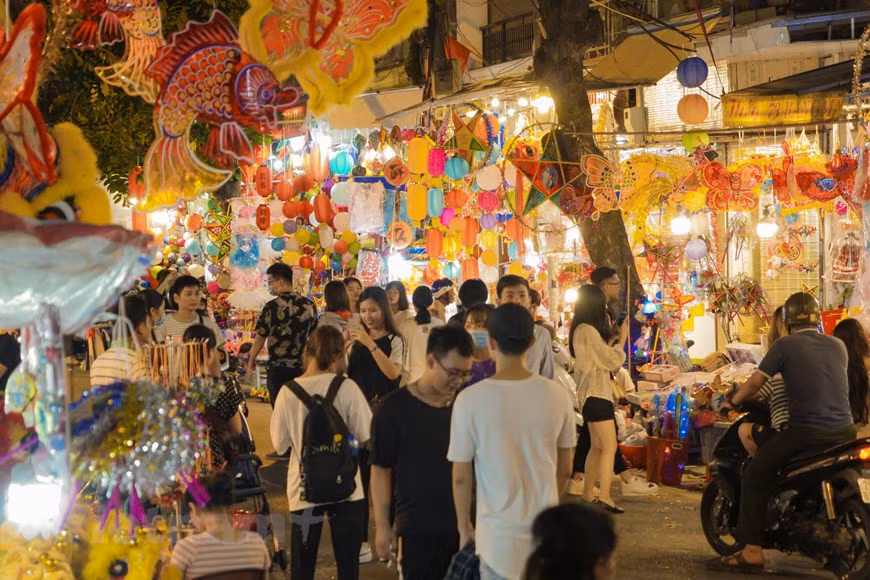 La Fête de la mi-automne est célébrée dans toutes les familles au cinquième jour du cinquième mois. Le soir du jour J, petits et grands affluent dans les rues où sont proposés divers produits, essentiellement friandises et jouets. On achète, on visite ou on hume l’atmosphère de fête, mais dans tous les cas on s’amuse ! Le vieux quartier est d’autant plus animé que beaucoup d’activités ont été organisées à cette occasion : expositions, foires, jeux populaires, concerts destinés aux enfants... La fête dure tard la nuit tandis que dans la rue résonnaient les tam-tams, les gongs et les cymbales qui accompagnent les processions de lampes. 