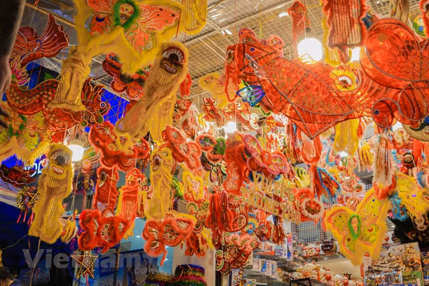 La Fête de la mi-automne est un moment d’allégresse pour les enfants. Les enfants chantent, dansent et font une parade de lanternes ayant la forme de lune, d’étoile ou d’animal. Ils mangent des fruits et des gâteaux qui ont été préparés tout spécialement pour eux. Le soir de la pleine lune, ils descendent dans les rues pour participer aux processions de lanternes. Les rues s’animent au son des tambourins et des danses de la licorne. Les fillettes arborent des serre-tête à pompons, des ailes de papillon, les garçons des masques et tous défilent avec leurs lanternes dans les ruelles ou les artères bondées du centre-ville. 