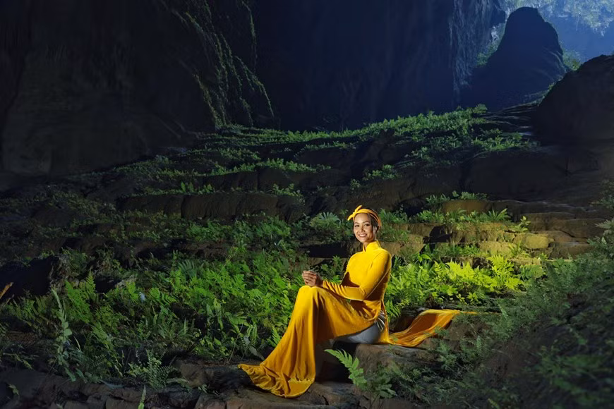 La Miss Univers 2017 H hen Niê en ao dai dans la grotte de Son Doong. Une belle expérience pour cette belle. La province de Quang Binh reste une terre mystérieuse pour les spéléologues. Il s’agit d’une des plus grandes régions karstiques du monde avec 417 cavernes et grottes rien que dans le Parc national de Phong Nha - Ke Bàng et autour, dont 44 découvertes en 2018. Les plus connues sont Phong Nha, Thiên Duong, Tú Làn, Én et, surtout, Son Doong, considérée comme la plus vaste grotte au monde. Photo : Hai An/Vietnam+ 