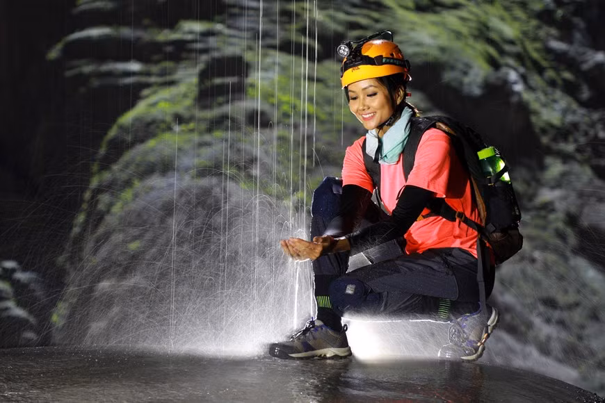 Un idéal endroit pour admirer la beauté de la grotte de Son Doong-une oeuvre magnifique créée par la nature. Depuis sa découverte, la plus vaste galerie souterraine au monde n’a cessé de surprendre spéléologues, explorateurs, chercheurs ou visiteurs tant par son envergure imposante et grandiose que par sa beauté mystérieuse. En avril 2019, un groupe de scientifiques de la BCRA et du comité de gestion du Parc national de Phong Nha - Ke Bàng, en coopération avec Oxalis Adventure Tour, société de tourisme d’aventure du Vietnam, a plongé dans la rivière souterraine pour explorer la grotte reliant Son Doong et la caverne Thung. La profondeur de cette rivière était alors estimée à 25 m alors qu’elle s’élève à 93 m en réalité. Photo : Hai An/Vietnam 