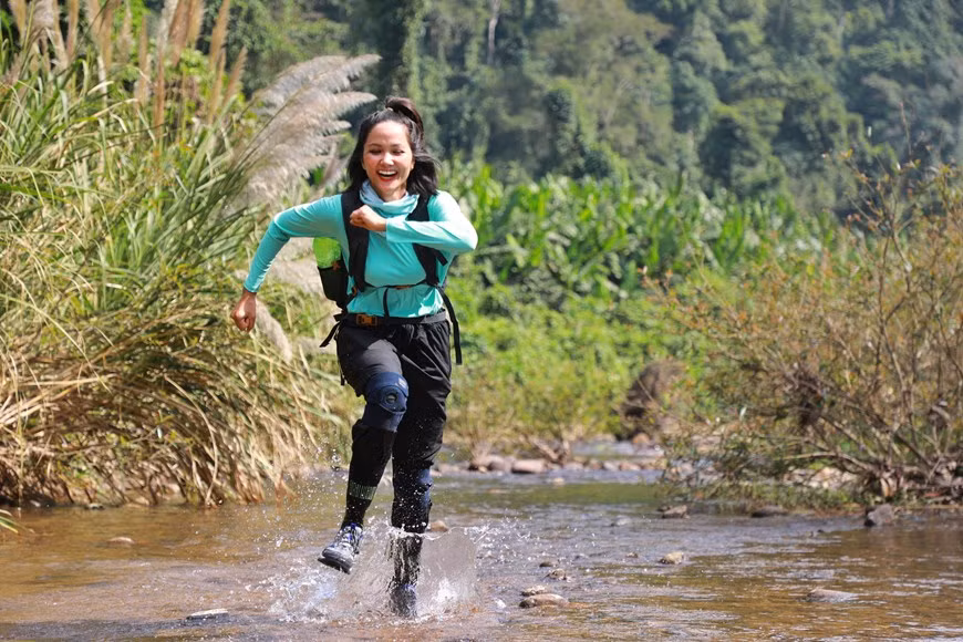 La reine de beauté a voyagé avec 34 autres personnes, dont Howard Limbert, membre principal de la British Cave Research Association, des membres du comité de gestion du parc national de Phong Nha-Ke Bang, un garde-forestier, un expert international des grottes, des photographes professionnels et un guide expérimenté. Le premier jour, le groupe est allé de Phong Nha à Hang En où a installé le camp pour la nuit. H’Hen Nie a déclaré que cela s’était avéré le jour le plus agréable après avoir parcouru seulement quatre kilomètres à travers des forêts tropicales et des ruisseaux. En arrivant à leur premier arrêt, elle a reçu une formation approfondie pour devenir plus agile pour résoudre les problèmes potentiels dans la grotte. Photo : Hai An/Vietnam+