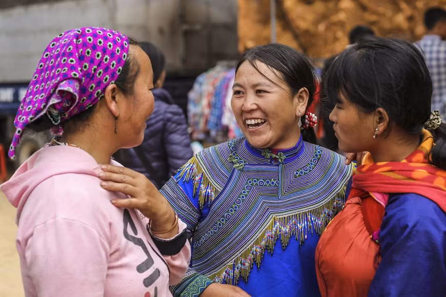 Comme d’autres marchés montagnards, celui de Can Câu a aussi une vocation sociale. On y vient pour vendre, acheter mais aussi pour rencontrer de vieilles connaissances. Bien que récent, le marché de Can Câu est aujourd’hui un trait culturel des ethnies du Nord-Ouest. Cette destination attire des vendeurs et acheteurs venus de partout. Se réunissant très tôt le matin jusqu’à midi, le marché propose toutes sortes de buffles pour la reproduction ou la viande. Les négociations vont bon train, chaque transaction étant finalisée par une poignée de main. En plus des touristes, de nombreuses personnes viennent au marché dans le seul but de s'immerger dans l’ambiance animée de cet espace culturel très riche peuplé. Photo : Minh Son/Vietnam+ 