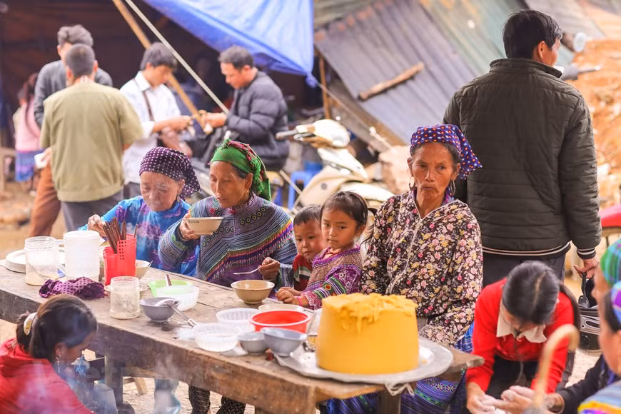 Le marché est divisé en plusieurs parties avec de nombreuses marchandises nécessaires pour la vie quotidienne. Ce marché se passe sur le terrain ouvert au flanc d'une montagne. On y trouve de tout: des fruits, des légumes, des herbes médicinales. Il y a un coin pour des vêtements traditionnels, des brocatelles - les articles typiques de ce marché des tissus, des vêtements, des animaux - buffles, poulets, des outils, etc... En particulier, les jupes traditionnelles colorées des H’Mong et les articles d’art artisanal constituent les petits souvenirs significatifs pour les touristes. Ces dernières années, ce marché hebdomadaire attire de nombreux touristes étrangers grâce à ses caractéristiques typiques des ethnies minoritaires dans les régions montagneuses. Photo : Minh Son/Vietnam+ 