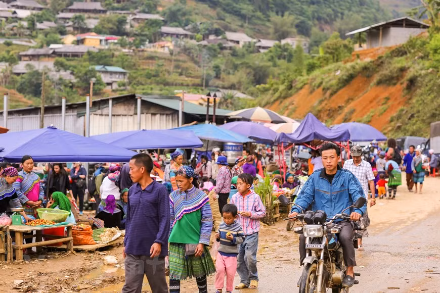 Situé dans la commune de Can Câu, district de Si Ma Cai, province de Lào Cai (Nord), le marché forain de Can Câu est considéré comme le plus grand marché aux buffles du Nord-Ouest. Tenu tous les samedis, il reflète les caractéristiques des minorités ethniques de cette haute région. Attirant des agriculteurs et commerçants venus d’autres districts, ce marché porte une ambiance vivante et sympathique. Il est divisé en plusieurs secteurs avec des marchandises de la vie quotidienne mais aussi des spécialités locales, allant des produits alimentaires aux vêtements en passant par des chaussures, des chapeaux et d'autres brocatelles fabriquées par des femmes d'ethnies minoritaires notamment. Photo : Minh Son/Vietnam+ 