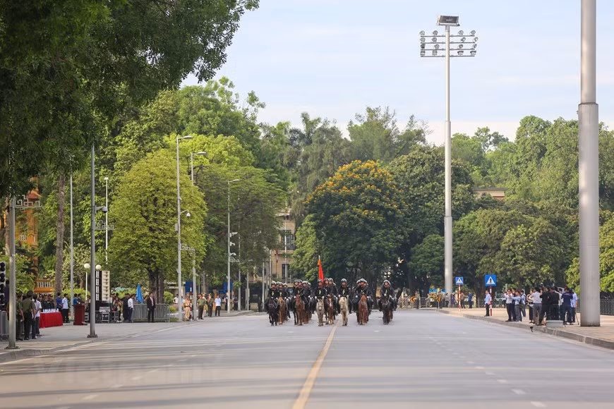 Les agences compétentes devraient également promouvoir la coopération avec des partenaires étrangers pour rendre la lutte contre le trafic de drogue plus efficace. Pendant dix ans, depuis la publication de la directive du Bureau politique du Parti communiste du Vietnam, les forces compétentes ont détecté plus de 200.000 cas de trafic de drogue impliquant quelque 300.000 personnes, et saisi plus de 7,6 tonnes d'héroïne, trois drogues synthétiques et de nombreux autres types de stupéfiants. En outre, la coopération internationale dans la lutte contre la drogue a été améliorée et élargie, en particulier avec les pays voisins et au sein de l'Association des nations de l'Asie du Sud-Est (ASEAN), de la sous-région du Mékong et d'autres mécanismes de coopération régionaux et mondiaux. Photo : Minh Son/VietnamPlus