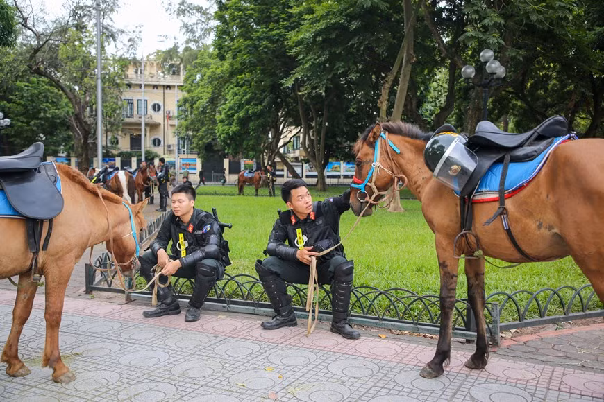 Dans la matinée du 8 juin 2020, la Police mobile à cheval relevant du commandement de la Police mobile, ministère de la Sécurité publique, a officiellement vu le jour, avec un défilé sur la place de Ba Dinh à Hanoï, en présence des députés de l’Assemblée nationale (AN) du Vietnam. Au nom des dirigeants du Parti et de l’Etat, la présidente de l’AN, Nguyen Thi Kim Ngan, a félicité le ministère de la Sécurité publique, notamment le commandement de la Police mobile, pour la création de cette nouvelle force. La fondation de la Police mobile à cheval fait partie d’une des activités dans le plan d’action préparé depuis longtemps du commandement de la Police mobile, ministère de la Sécurité publique. Photo : Minh Son/VietnamPlus 