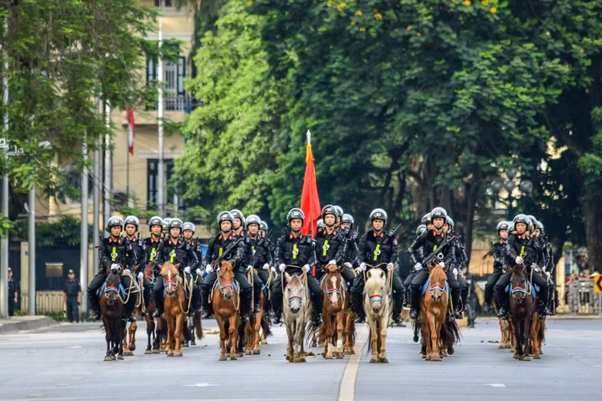 Selon la présidente de l’Assemblée nationale (AN) Nguyen Thi Kim Ngan, ces dernier temps, la Police en général et la Police mobile en particulier ont joué un rôle extrêmement important dans la mise en œuvre des missions importantes pour défendre la sécurité nationale, maintenir l’ordre et la sécurité sociale. Néanmoins, face à la complicité de la situation de la criminalité, la force de la police mobile du pays doit être davantage perfectionnée pour garantir la conformité au processus d’édification de la force de la police populaire de plus en plus bien exercée, de plus en plus moderne pour répondre aux exigences de la nouvelle conjoncture. Photo : Minh Son/VietnamPlus 