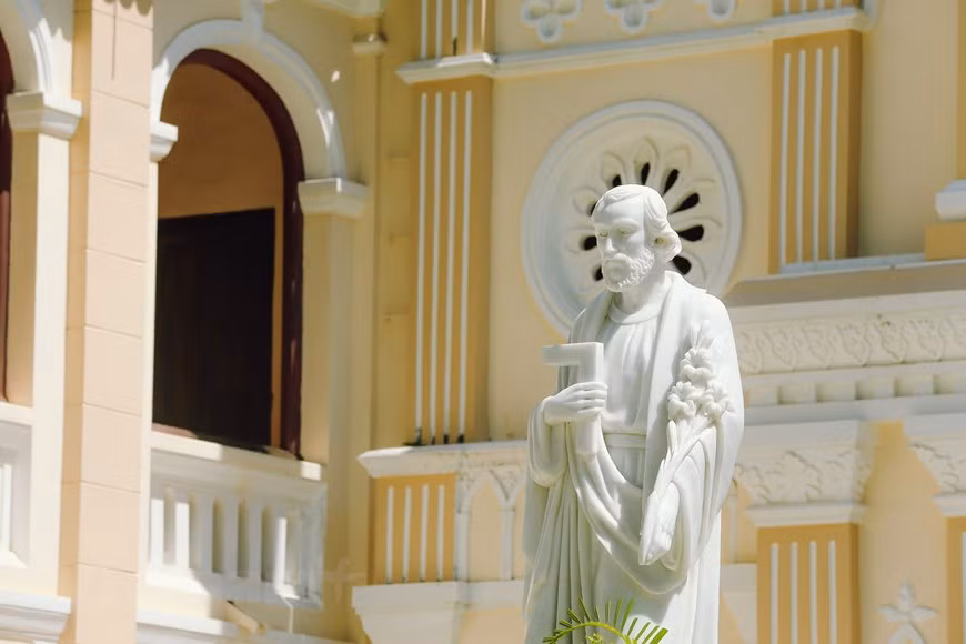  La salle centrale est la partie la plus ancienne de l'église de Lang Song. Cette église a ensuite été utilisée pour organiser des formations à l’intention de prêtres. Personne ne sait la date exacte de la construction de l'église. On dit qu'une cérémonie a eu lieu pour marquer le 100e anniversaire de la création du Séminaire de Long Song le 14 janvier 1964. Il existe sûrement depuis au moins 165 ans. Face à la salle centrale, deux ouvrages utilisés pour les séminaristes ont été construits suivant l'architecture française. Le Séminaire de Lang Song a cessé ses activités en 1983, mais il est toujours pris en charge. L'église ne montre donc aucun signe de dévastation. Ceux qui ont la chance de visiter l'église peuvent vivre une expérience inoubliable. Photo : VietnamPlus 