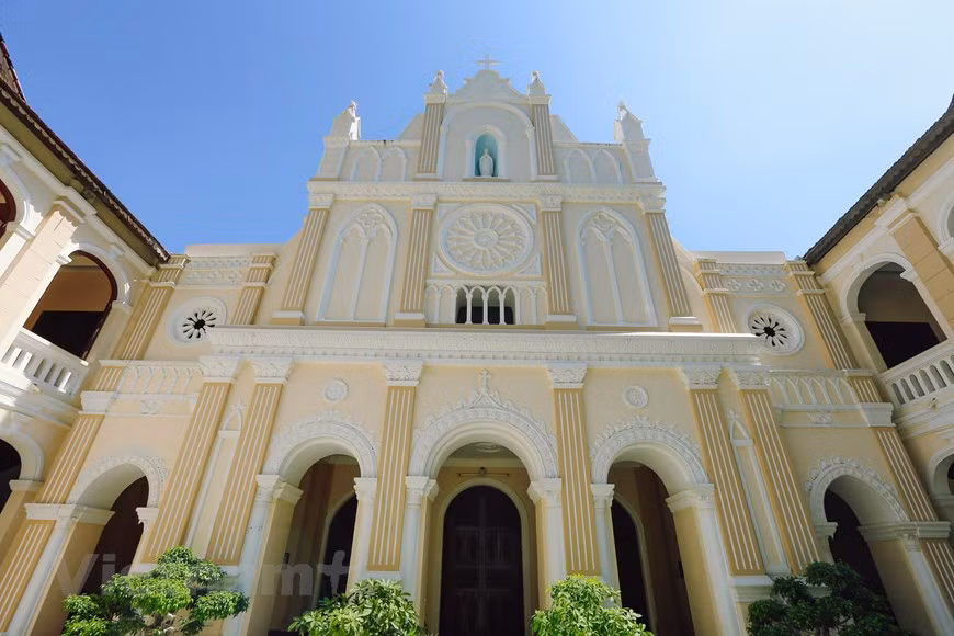 À première vue, la façade de l'église de Lang Song ressemble beaucoup à l'ancienne église Saint-Paul de Macao, construite par les Portugais. Bien qu'elle ne soit pas aussi majestueuse, l’église de Lang Song conserve presque toutes ses caractéristiques architecturales anciennes qui reflètent un style gothique. Au fil des siècles, avec de nombreux hauts et bas, l’église de Lang Song a pu conserver son ancienne beauté. Les touristes peuvent encore admirer les escaliers en bois, les encadrements de portes sculptés de la façade et l'autel. Ces détails laissent de fortes impression chez les visiteurs lorsqu'ils entrent dans cette église. C'est aujourd’hui un lieu assez intéressant pour les touristes. Photo : VietnamPlus 