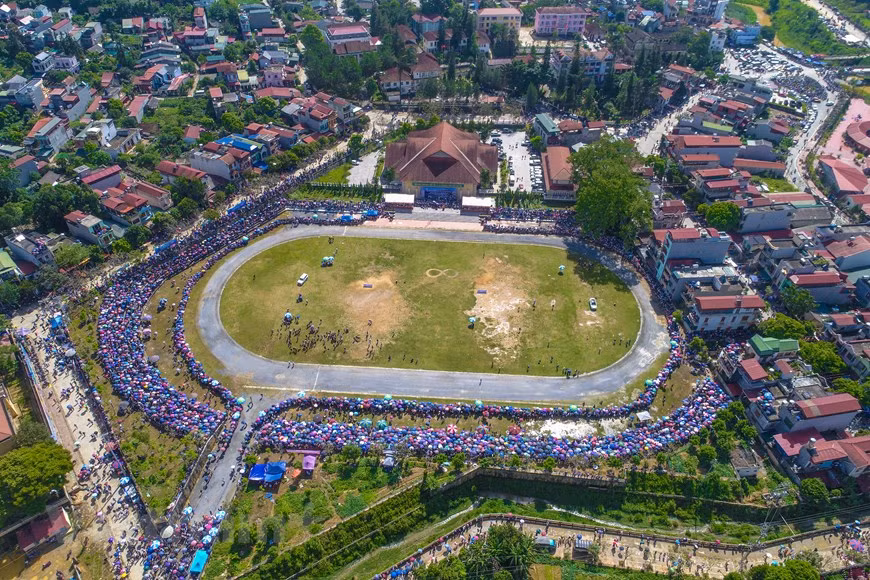 Après une période de rupture, on a rétabli cette caractéristique culturelle en organisant la course hippique de Bac Ha chaque année depuis 2007. Cette course est un grand événement annuel à Bac Ha. Ainsi, dès le petit matin, les cavaliers et leurs fidèles destriers quittent la maison pour se diriger vers l’hippodrome de Bac Ha où se déroulent les épreuves finales des courses de chevaux 2020. L’hippodrome de Bac Ha se remplit peu à peu tandis que les spectateurs s’installent sur les tribunes. Cette année, la course a attiré des dizaines de milliers de spectateurs. Le soleil éclatant de l’été n’a pas découragé les cavaliers et leurs montures. Photo: VietnamPlus