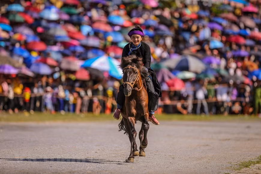 Le district Bac Hà dans la province montagneuse de Lao Cai possède de nombreux paysages naturels grandioses et est riche de l’identité culturelle des minorités ethniques. L’une de ses caractéristiques culturelles est les courses de chevaux, tenues en juin. Cette année, la course hippique de Bac Ha 2020 a officiellement eu lieu les 30 et 31 mai dans l’hippodrome de Bac Ha, district du même nom, soit le plus tôt par rapport aux précédentes années pour attirer des touristes et relancer l’économie durant la période post-Covid-19. La finale de cette course a eu lieu dans la matinée du 31 mai a vu des performances spectaculaires présentés par des cavaliers chevronnés. Photo: VietnamPlus