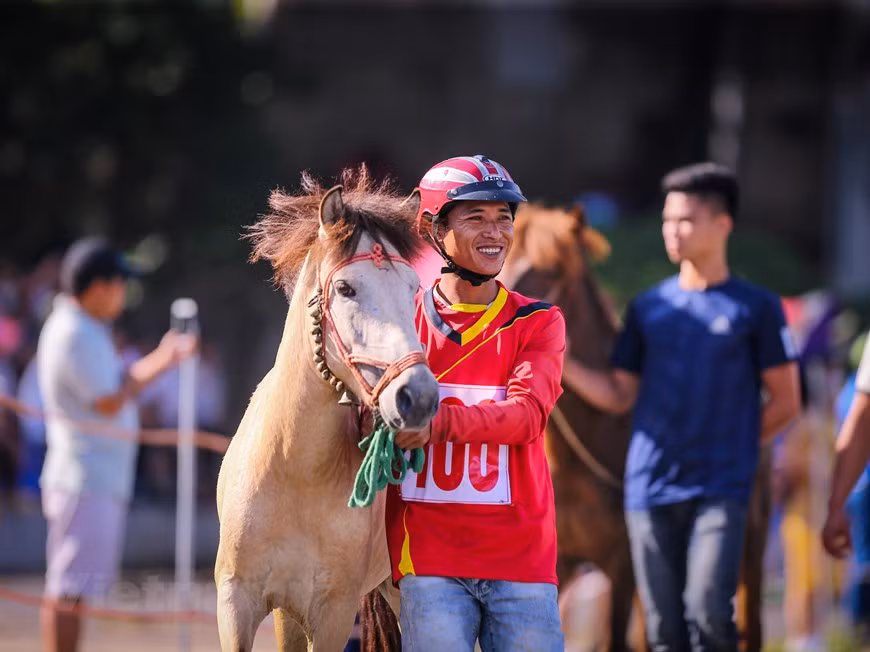 Selon les locaux, le cheval idéal pour remporter les courses doit être un grand mâle avec de longues pattes droites, des sabots épais, une robe de velours, des yeux vifs, un large poitrail, un ventre creux et capable de grandes foulées. Les courageux cavaliers locaux et leurs fidèles compagnons ont réalisé face au public des performances fascinantes. En regardant les cavaliers penchés sur leur cheval au galop, on peut imaginer les difficultés de l’exercice et le courage des cavaliers sur la piste. Durant la compétition, ils doivent aussi observer la monture de l’adversaire pour diriger leur propre cheval, tout en gardant leurs distances et éviter que les chevaux n’entrent en collision. Photo: VietnamPlus