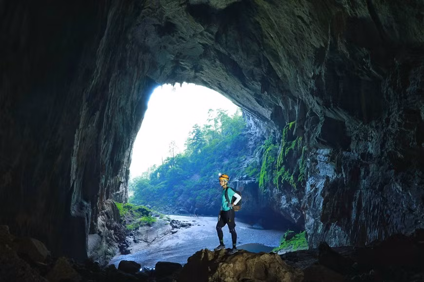 Lors du premier jour de son parcours, H hen Niê -Miss Univers Vietnam 2017, qui figure aussi dans le top 5 de Miss Univers 2018 passe une nuit dans la grotte En. Une fois sorti de la grotte En, la miss H hen Niê a rencontré des ruisseaux d’eau qui traversaient le terrain rocheux et a marché jusqu’à l’entrée de la grotte de Son Doong dans la province centrale de Quang Binh. Plus on pénètre dans la grotte, plus la vue devient impressionnante. Des nuances de stalactites scintillent à la lumière du jour, composant une peinture fascinante. Photo : Hai An/Vietnam+ 