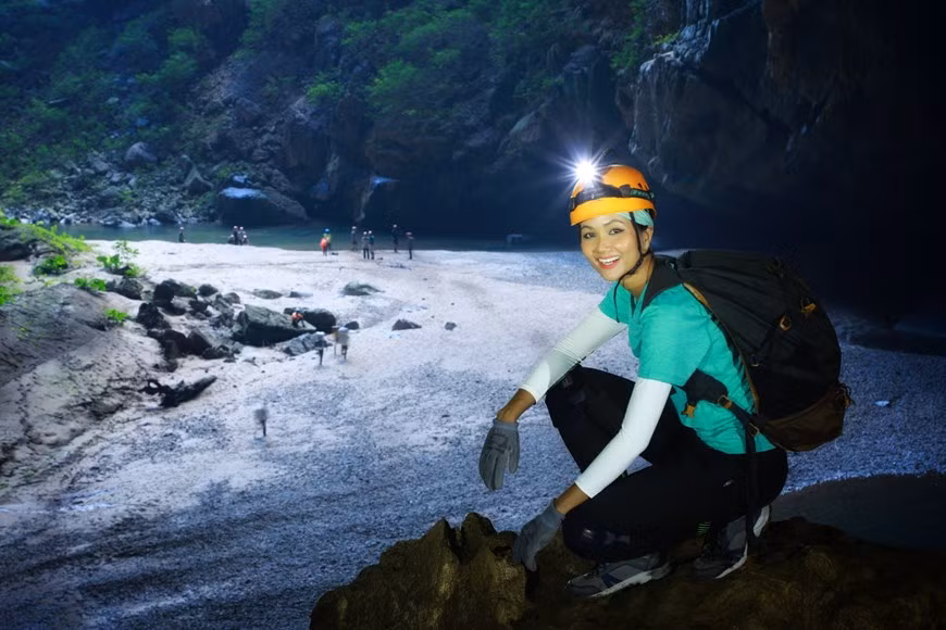 Miss Univers Vietnam 2017, qui figure aussi dans le top 5 de Miss Univers 2018, H hen Niê à la conquête de la Son Doong, la plus grande grotte de la planète. Cette dernière est située dans le parc national de Phong Nha - Ke Bang, au district de Bo Trach dans la province centrale de Quang Binh. L'éditeur de guides de voyage basé au Royaume-Uni, Lonely Planet, a nommé la grotte Son Doong parmi les meilleurs endroits à visiter en 2019, tandis que le New York Times l'a classée parmi les huit meilleures destinations de voyage au monde. Le National Geographic l'a qualifié de "merveille naturelle" en Asie. Photo : Hai An/Vietnam+ 