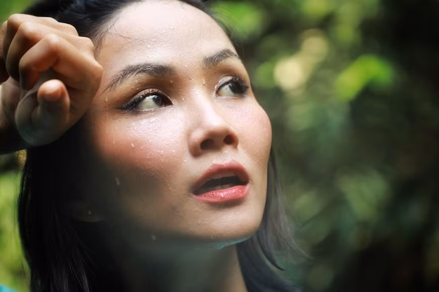Cette intéressante expérience a constitué également un grand défi pour la Miss H hen Niê, originaire de l'ethnie Ede, dans la province de Dak Lak, au Tay Nguyen, sur les hauts plateaux du Centre. Il est à rappeler que vers la fin 2014, H hen Niêa été découverte par le styliste de mode Do Manh Cuong - c'était aussi la première fois que H hen Nie entrait dans la carrière de mannequin. Exposée à la mode, habillée de belles tenues pour la photographie et le catwalk, H hen Nie se sentait très enthousiasmé par le travail d’une mannequin et a déterminé à le poursuivre. Photo : Hai An/Vietnam+ 