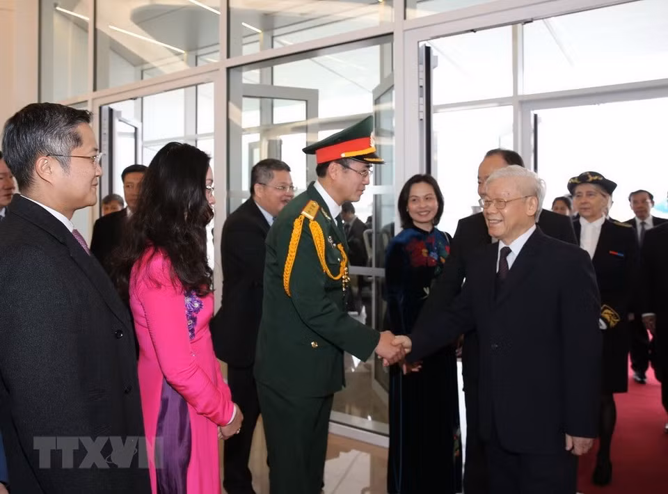 Les ​cadres de l'ambassade ​du Vietnam, ainsi que des représentants de la communauté vietnamienne en France accueillent le secrétaire général Nguyen Phu Trong à l'aéroport d'Orly à Paris.