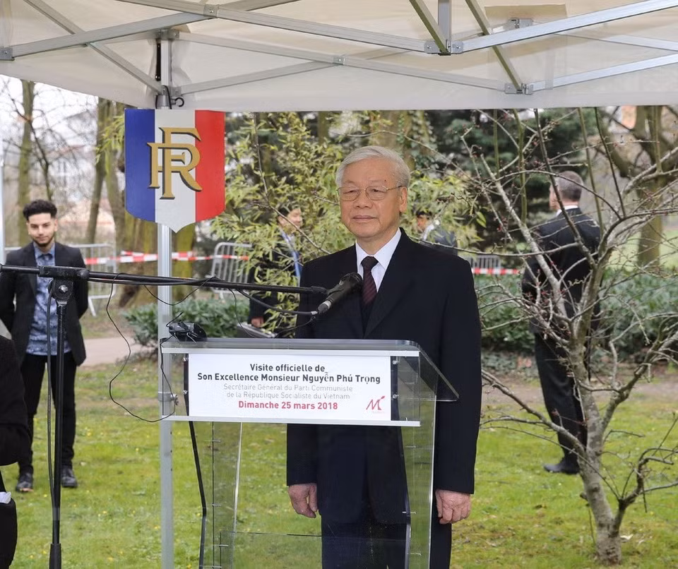 Le secrétaire général Nguyên Phu Trong visite l’Espace Hô Chi Minh au parc municipal. 