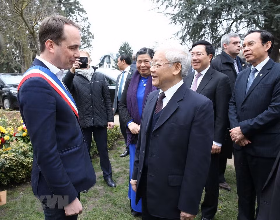 Le maire de la ville, Patrice Bessac, également membre du comité permanent du Parti communiste français (gauche), et le secrétaire général du PCV Nguyên Phu Trong. 