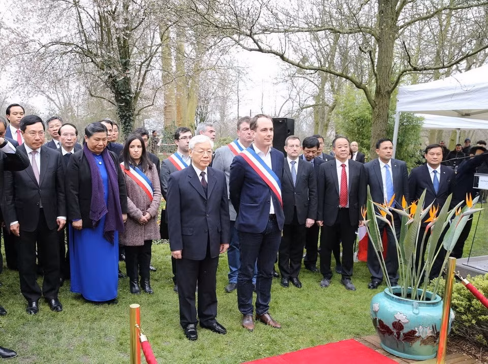 Le secrétaire général Nguyên Phu Trong et les responsables de la ville de Montreuil déposent des gerbes de fleurs devant la statue du président Hô Chi Minh au parc Montréal. 
