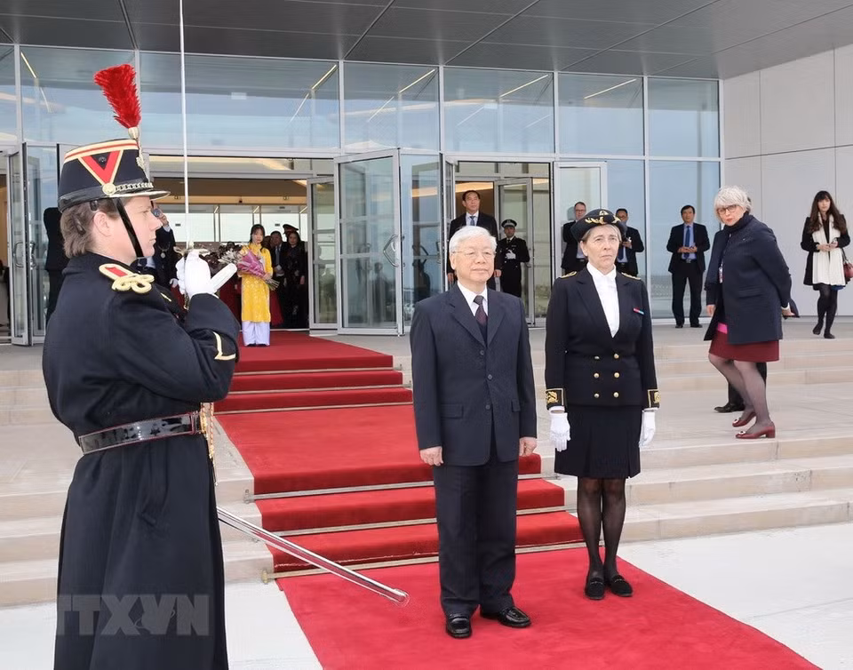 La cérémonie d'accueil du secrétaire général du PCV Nguyên Phu Trong à l’aéroport d’Orly. 
