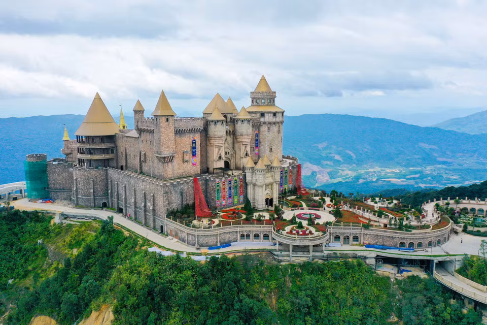 À Sun World Ba Na Hills, les touristes peuvent contempler non seulement des forêts verdoyantes, des montages et des chutes d’eau mais aussi un village à l’architecture français avec des châteaux anciens ressemblant à un Paris en miniature, des jardins de fleurs multicolores. Photo : VNA
