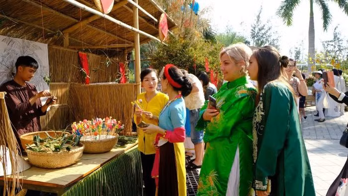 Le Têt traditionnel vietnamien est présenté aux visiteurs étrangers.