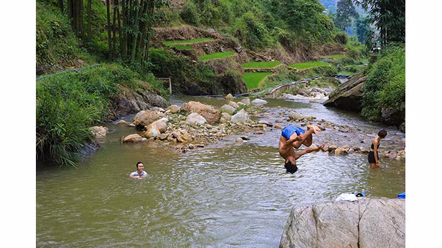 ...ou grimper en amont et s'immerger dans l'eau fraiche de nombreux beaux petits ruisseaux qui descendent des montagnes jusqu'au ruisseau Muong Hoa.