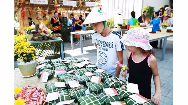 Les petits enfants sont très enthousiasmés en participant au marché.