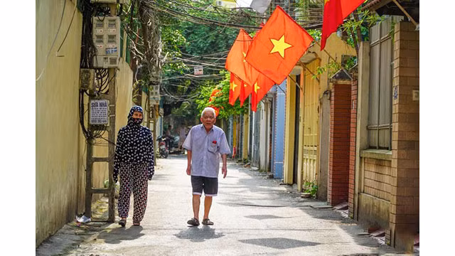 Des drapeaux nationaux jusque dans les ruelles.