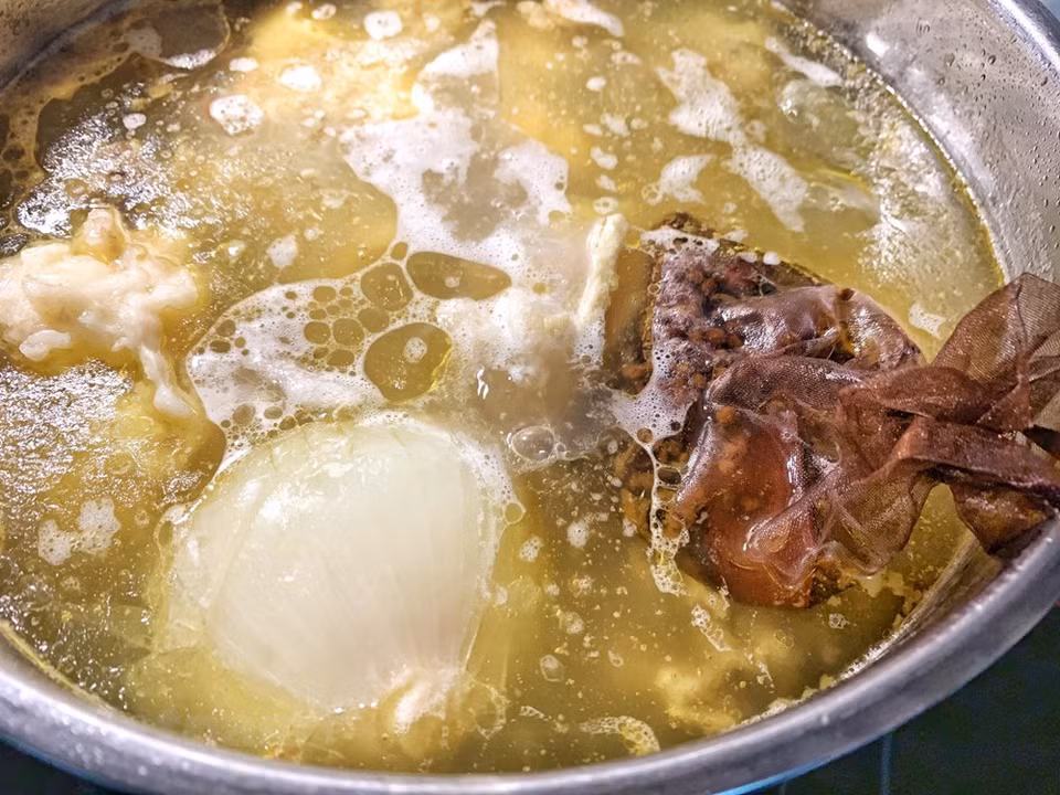 Le pho vietnamien (soupe de nouilles à la viande de bœuf ou de poulet) est l'un des plats les plus sains et les plus délicieux du pays. Le bouillon nutritif contient de nombreuses épices aux effets antioxydants. Le pho vietnamien s'affirme de plus en plus dans le monde entier. Où qu’il soit servi, le pho vietnamien séduit toujours les gastronomes. Ce plat célèbre est apparu sur les table des milliers de journalistes internationaux lors du 2e Sommet Etats-Unis – République démocratique populaire de Corée en février dernier à Hanoï. Photo : Vietnamplus 