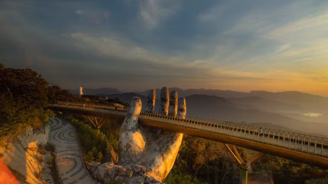 Au lever du soleil, le pont d’or devient encore plus fantaisiste