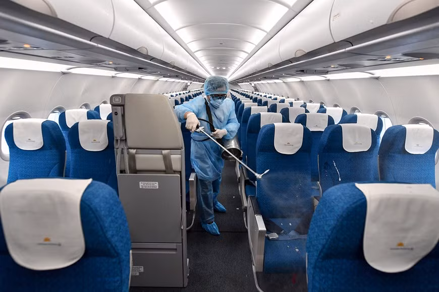 Nettoyage et désinfection de l'avion avant le départ.